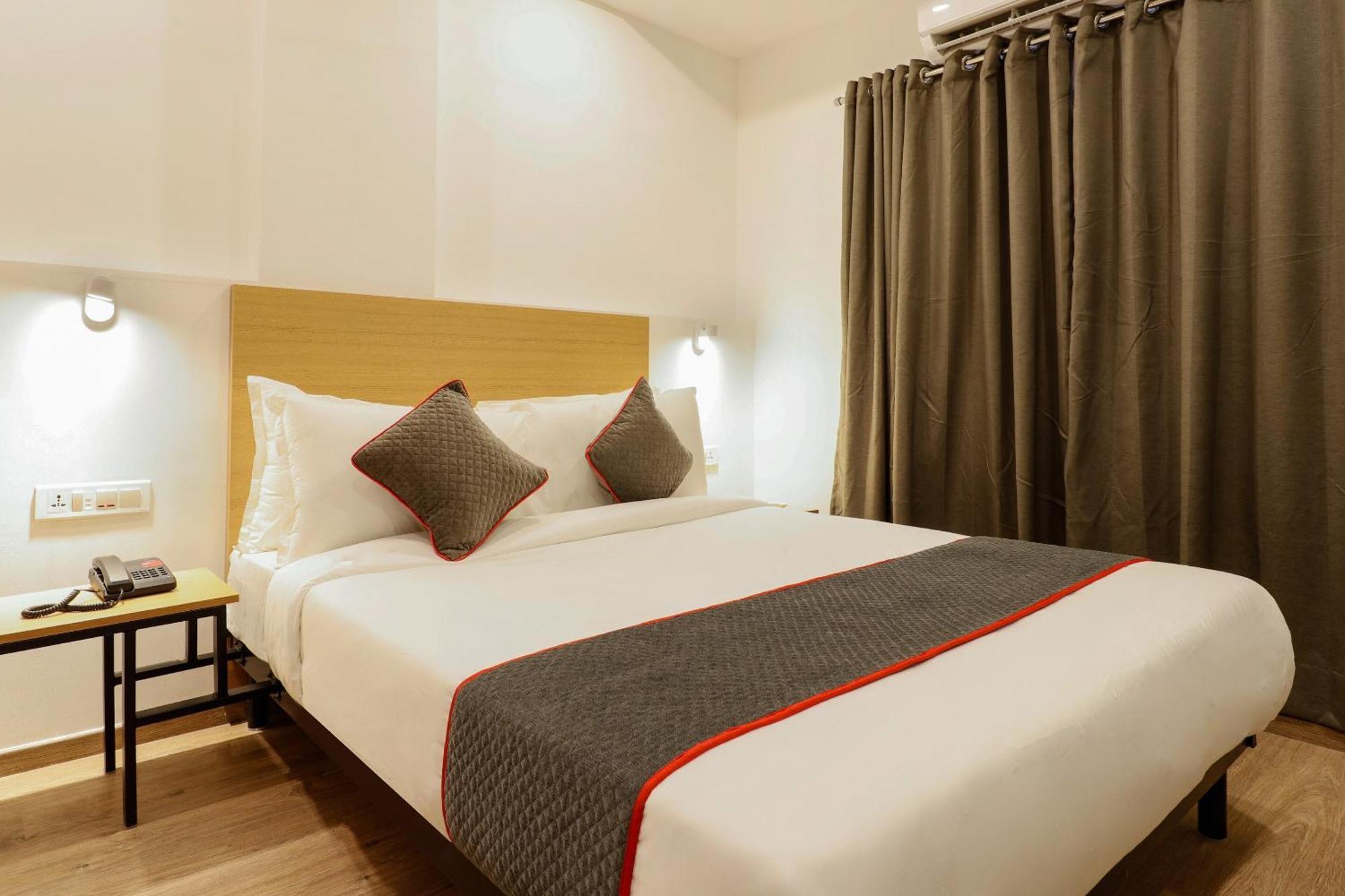 Super Townhouse The Landmark Indore Exteriör bild